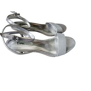 Fiony silver‎ kitten heel sandal size 9w glitter strappy